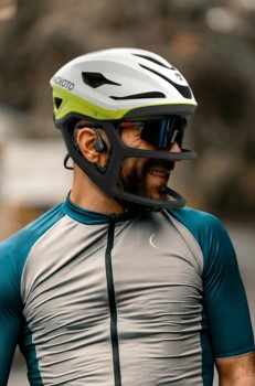 ciclista con casco
