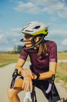 ciclista fermo con casco che guarda l'orizzonte