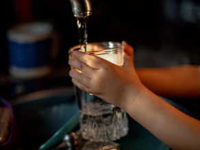 ¿QUÉ BENEFICIOS TIENE TOMAR AGUA PARA LA SALUD ORAL?