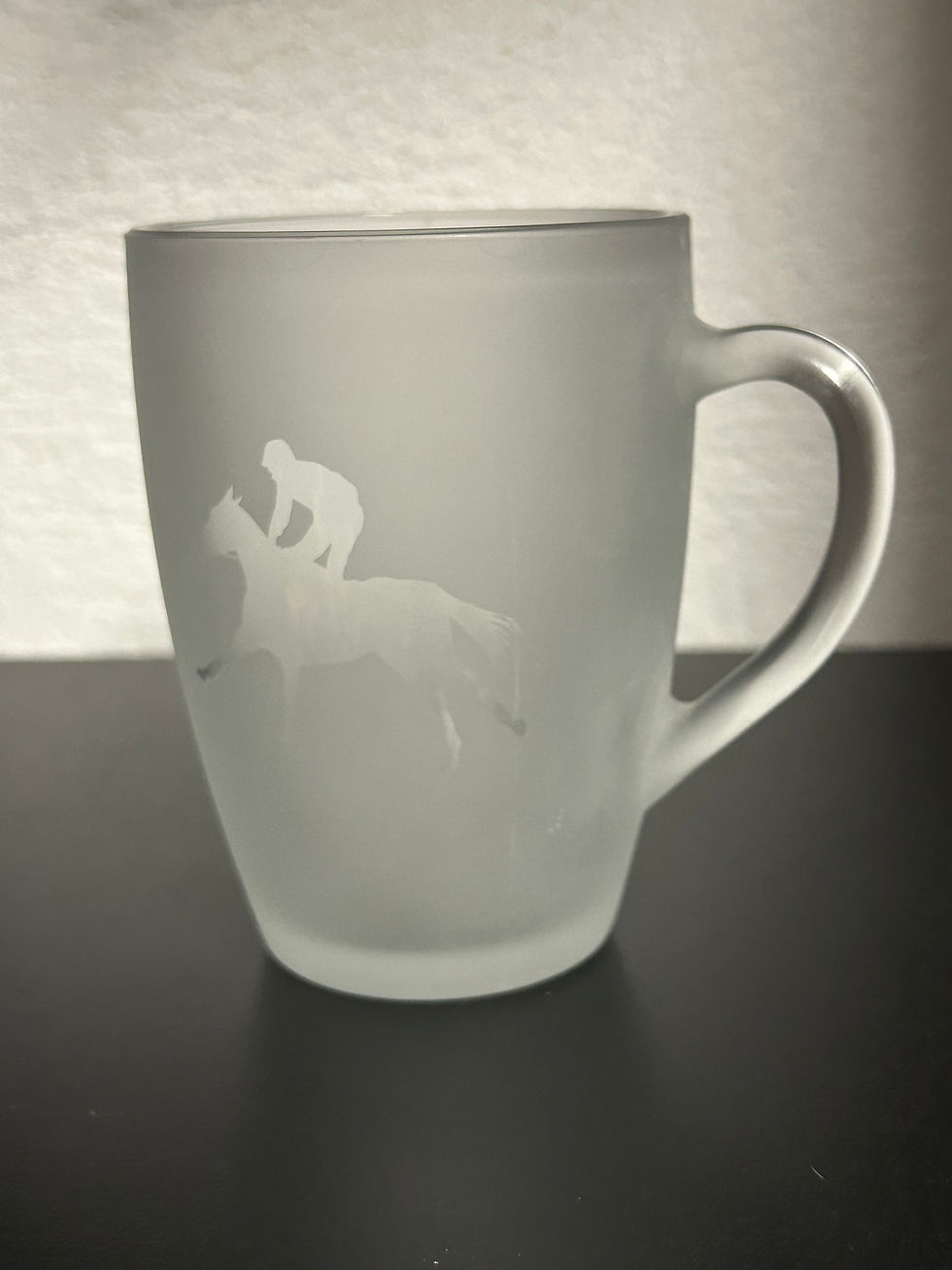 Tasse aus Glas mit Galoppermotiv