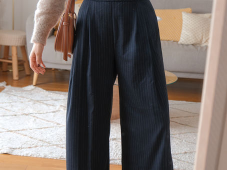 Le pantalon de costume rayé bleu