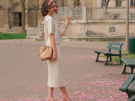 L'ensemble écru au milieu des fleurs