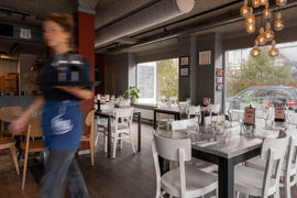 Raampartij voorgevel van De Pizzabakkers Amsterdam Noorderpark op de hoek van de straat