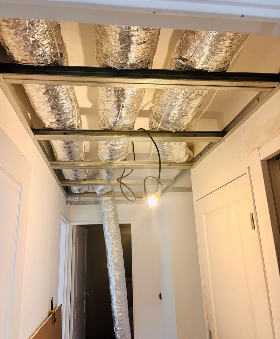 Passage des gaines dans le faux plafond