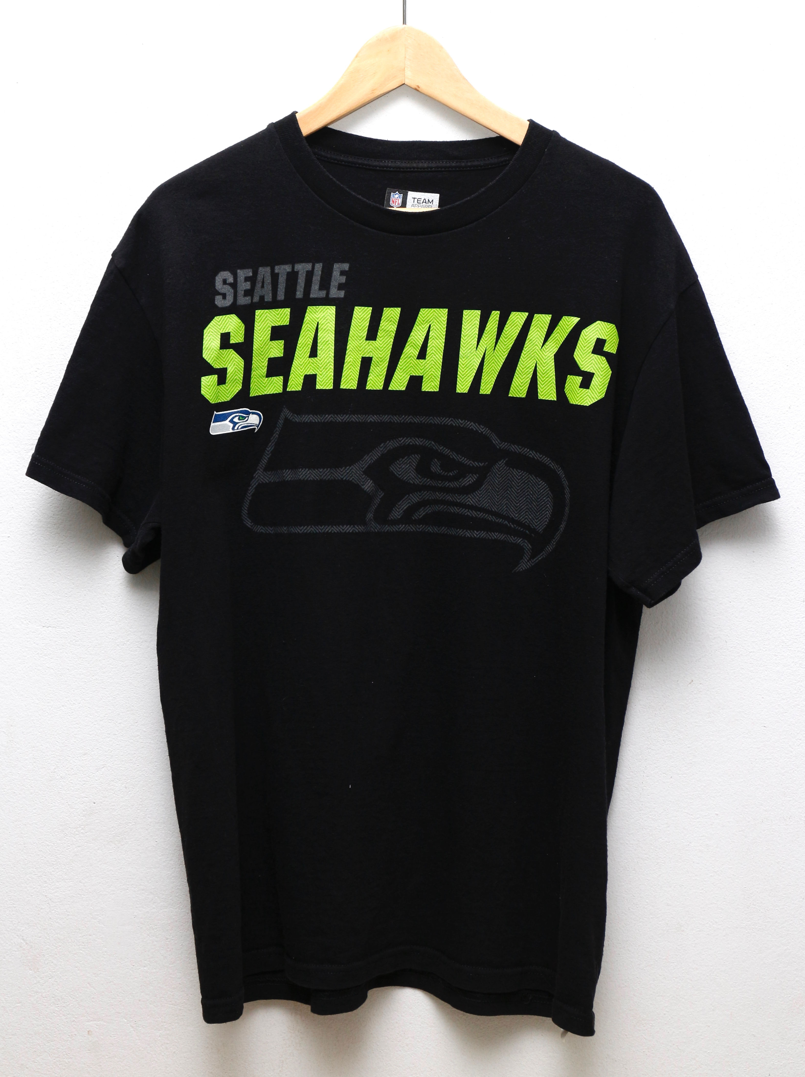 เสื้อยืดมือสอง แนวกีฬา NFL ทีม Seatle Seakawks (L/อก22"/ยาว29")T096