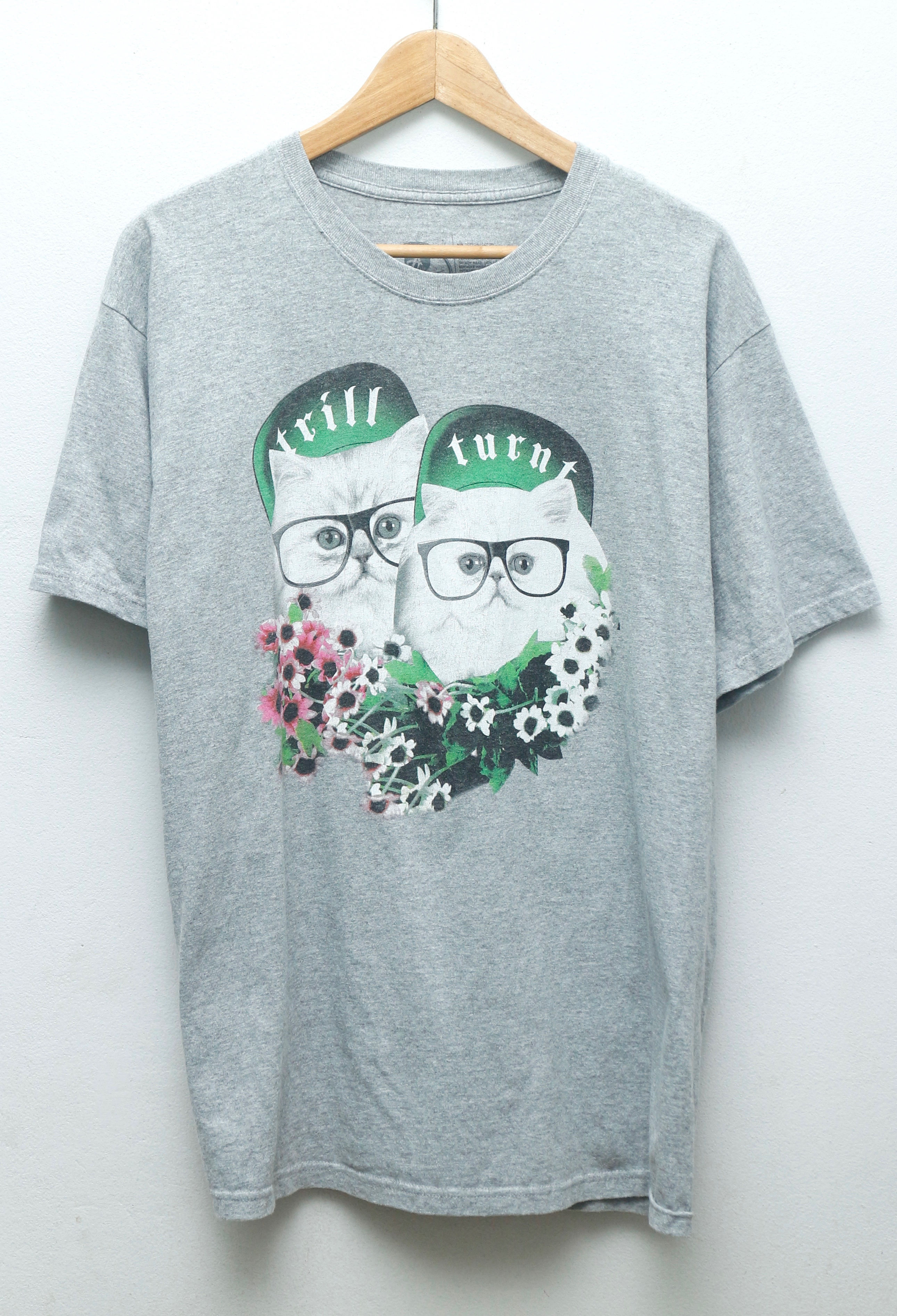 เสื้อยืดมือสอง ลายแมว Trill Turnt (L/อก21.5"/ยาว29")T275