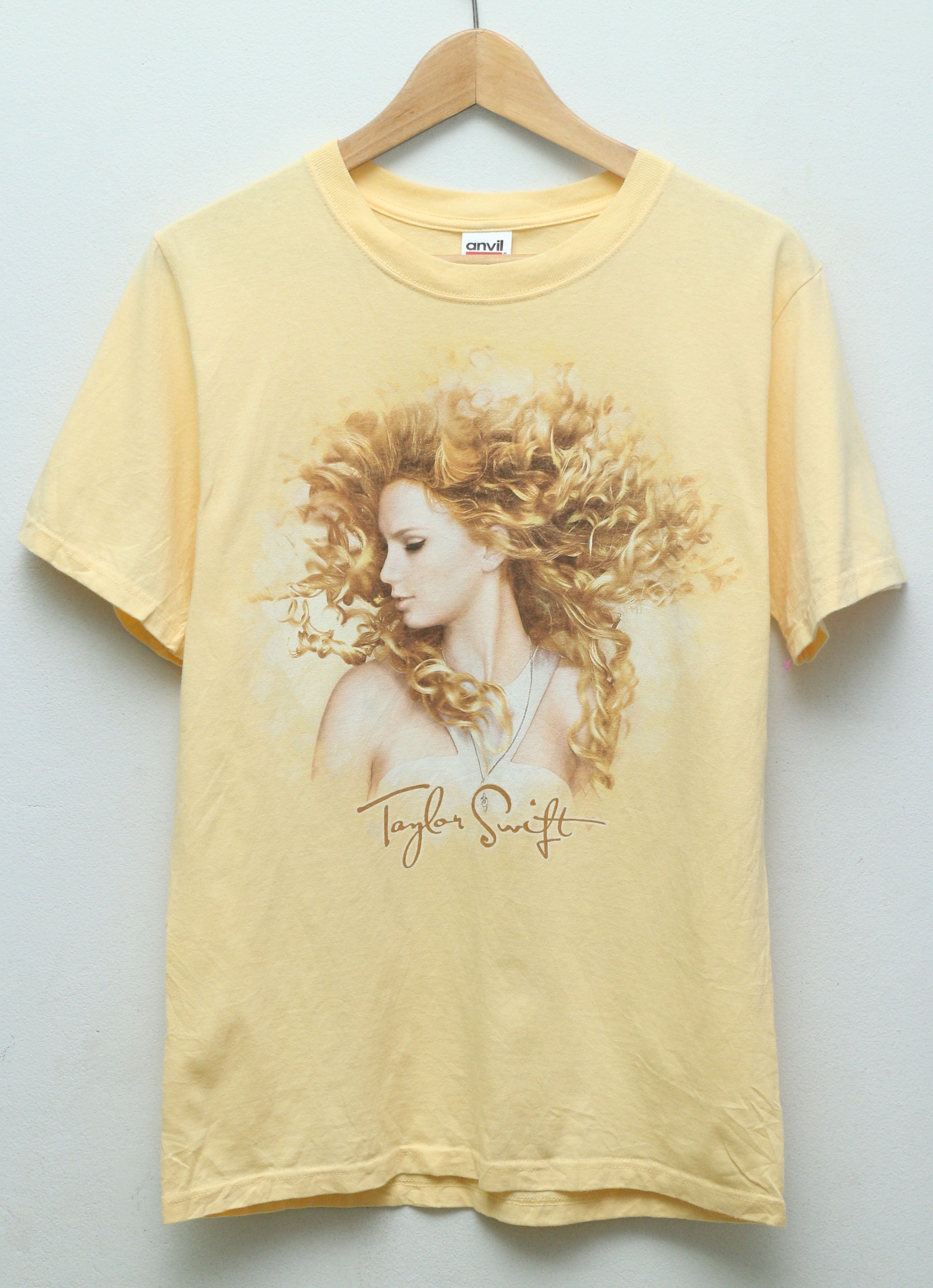 เสื้อยืดมือสอง ทัวร์ Taylor Swift อัลบั้ม FEARLESS สภาพดี (S/อก18.5"/ยาว27")T153