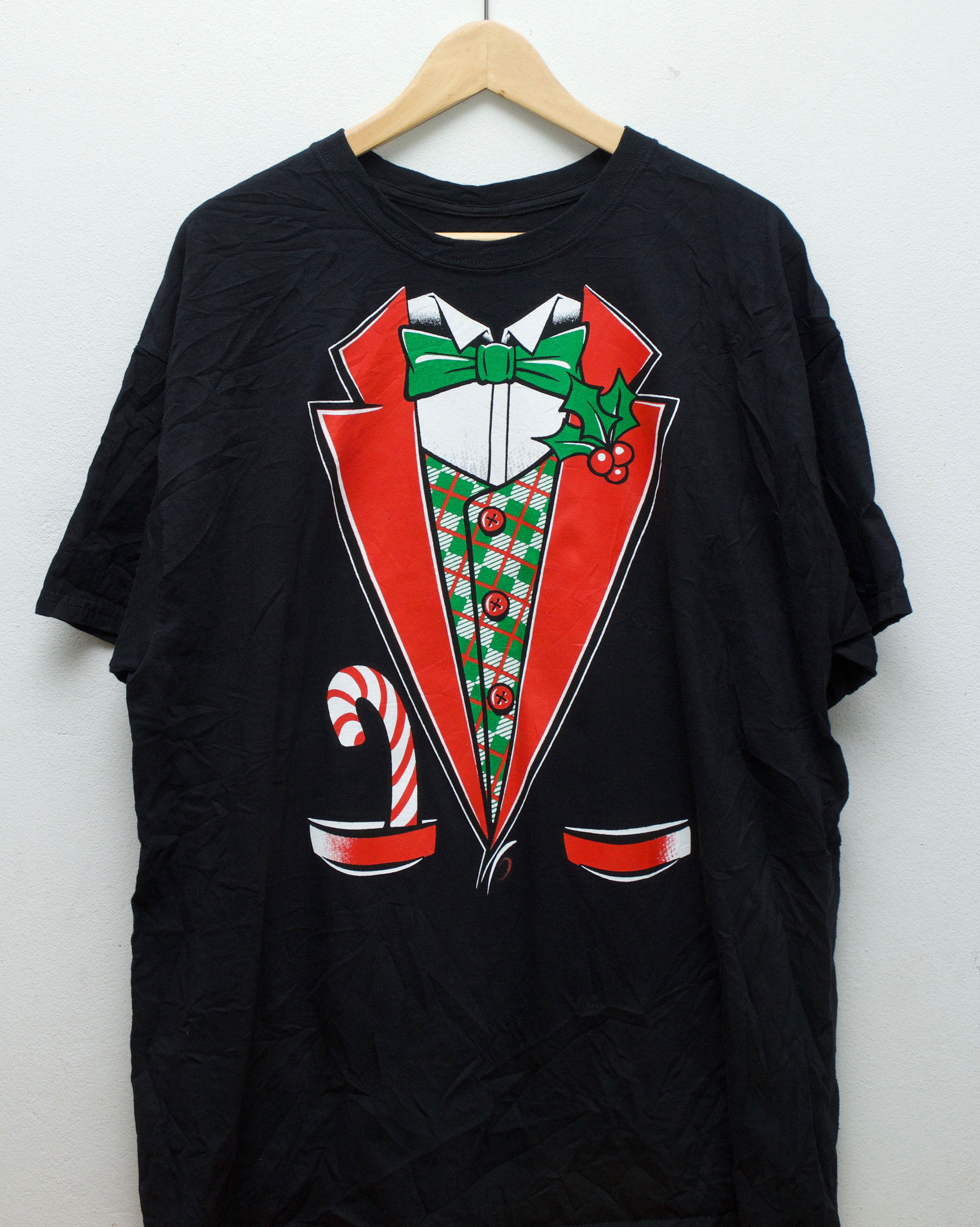 เสื้อยืดมือสอง ลายทักซิโด้ Tuxedo แฟนซีสีเขียวแดง (2XL/อก25"/ยาว32")T009