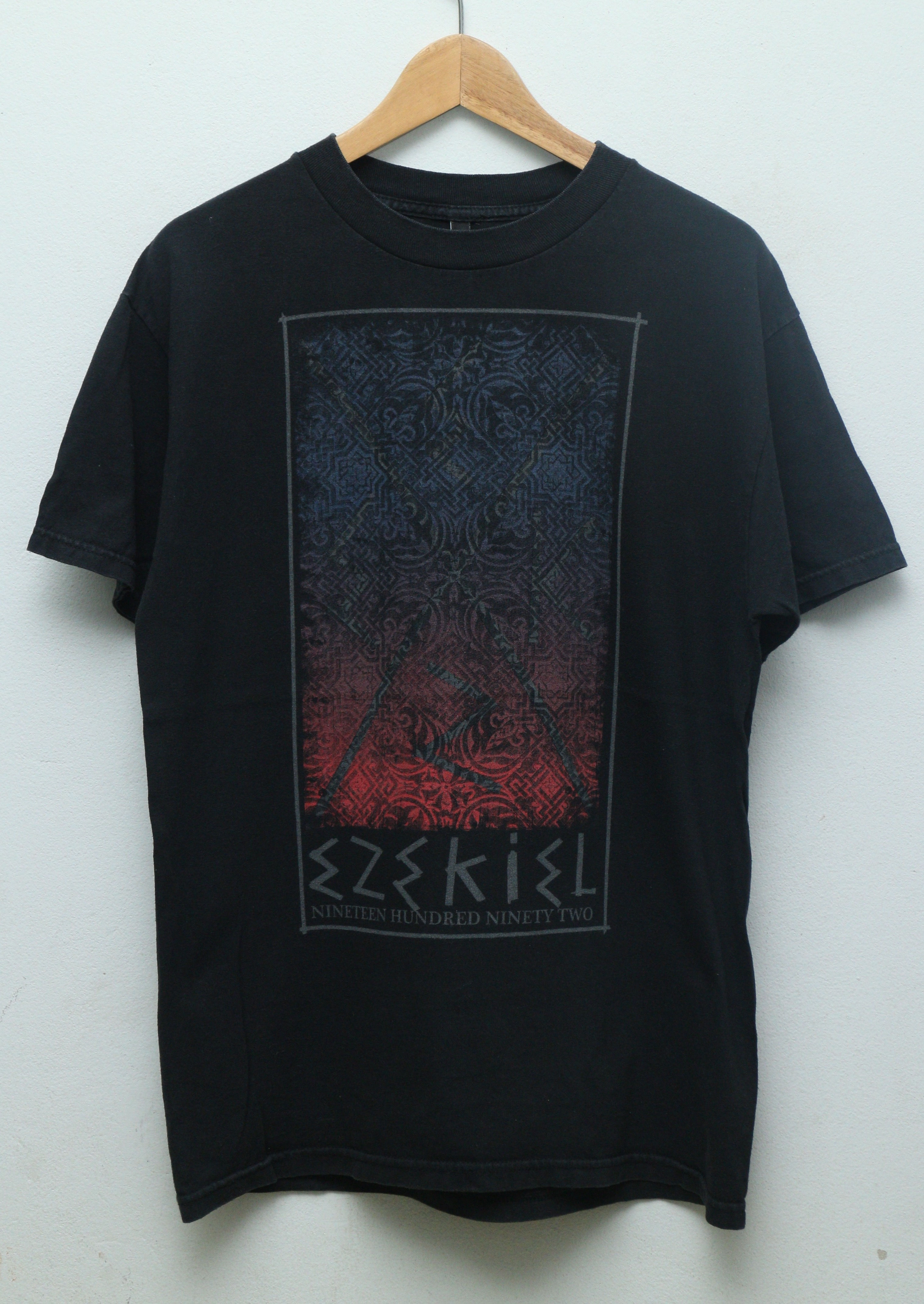 เสื้อยืดมือสอง แบรนด์ ezekiel 1992 made in U.S.A. (M/อก20"/ยาว29")T166