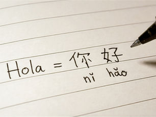 Un escrito en una hoja de papel mostrando como decir hola en un idioma tonal, con el uso del pinyin.