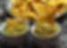 porciones de guacamole y nachos