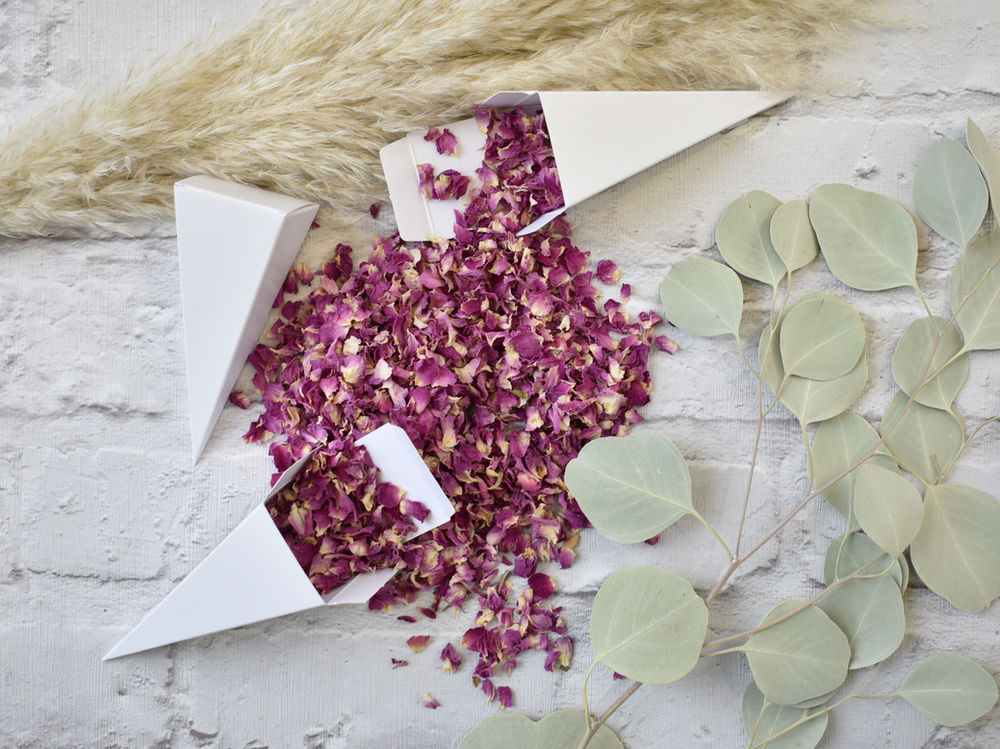 How much wedding confetti do I need and when should I buy it?