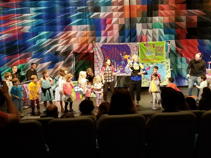 Leslie, Lolly and children on stage