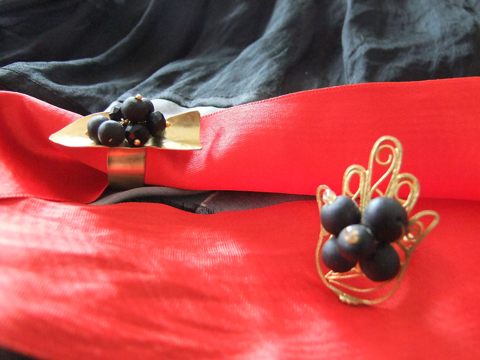 Miniature : Bague en cuivre trempée dans l'or avec perles noires [Anber et Jais]