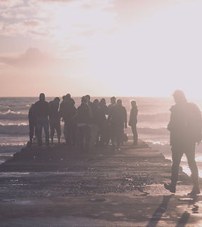 Persone sul molo del tramonto