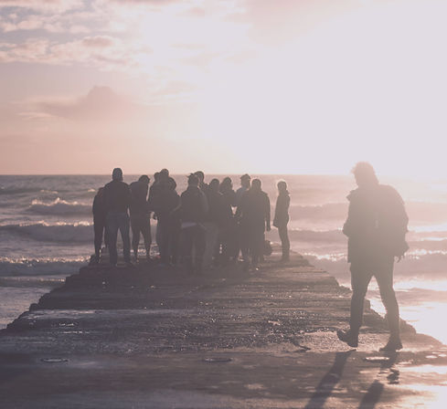 Le persone su un ponte
