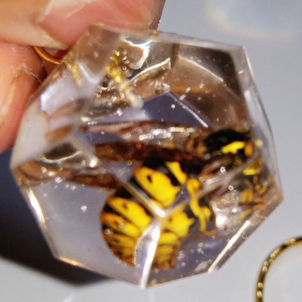 Thumbnail: Resin keychain with natural flowers and hornet