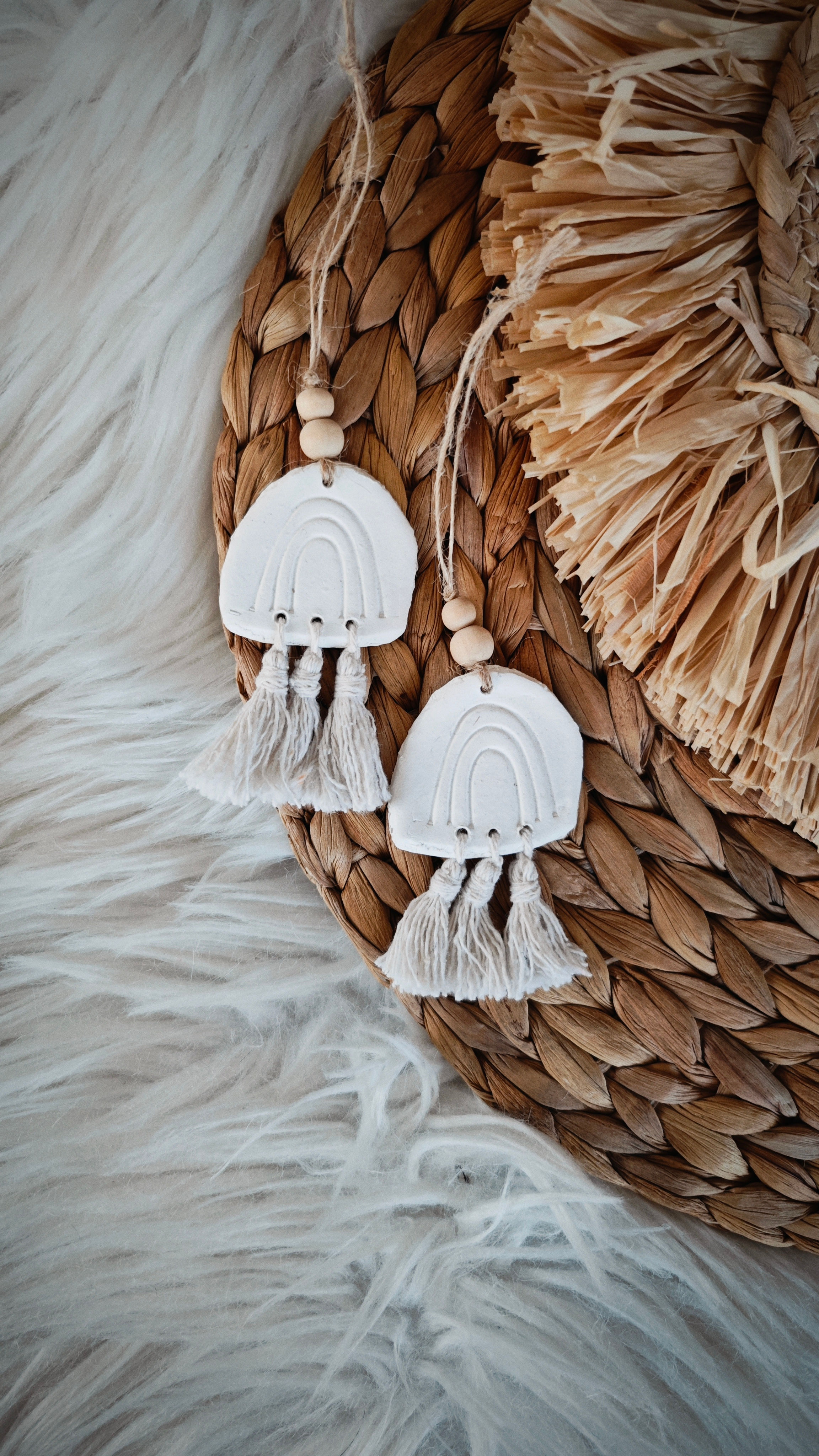 Regenbogen-Anhänger mit Fransenbündel