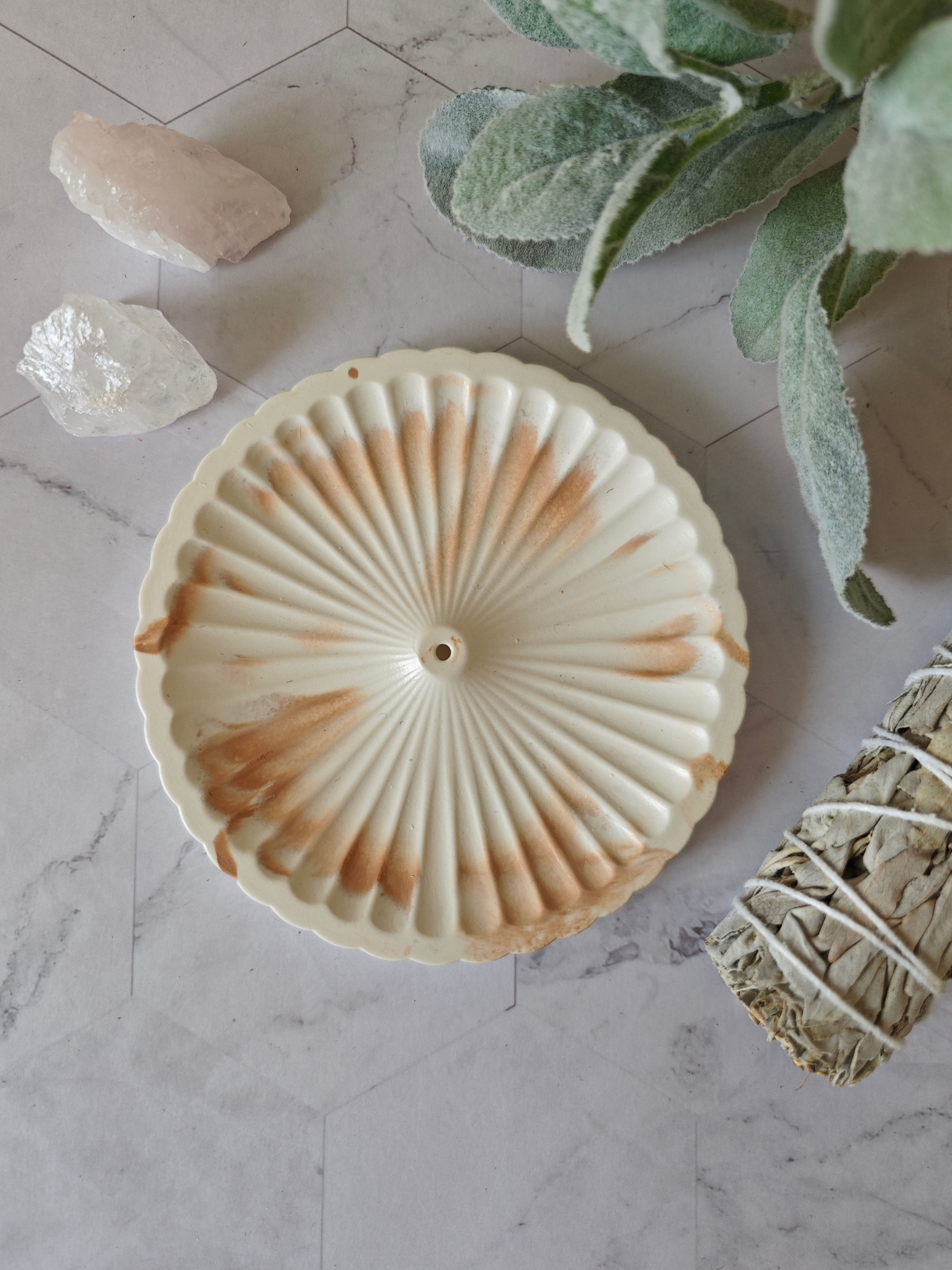 Räucherstäbchenhalter in weiss-gold mit Kristallen