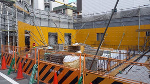 ☆☆現場便り☆☆港区弁天作業所は　１階外部足場を設置し外部型枠を建込み中です。養生・進入防止を行い
一旦、休みに入ります。