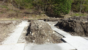 ☆☆現場便り☆☆清見作業所は現在墨出し（客室棟）の真最中です。そんな中ＣＭＲ会社とのリモート会議がありました。隣のホテルの営業状況も確認しながらの作業です、こんな山の中でも近隣に対する気遣いも大切です