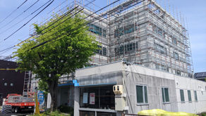 ☆☆現場便り☆☆岐阜の社屋外壁改修は昨日、足場のシートを外し、本日より足場解体に入りました。高所作業に付きより一層の安全作業で行います。