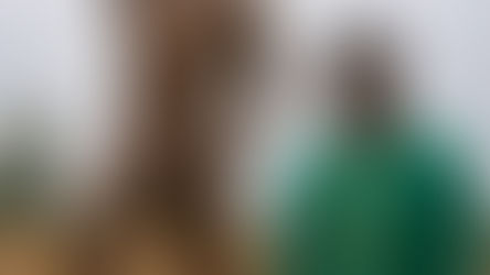 Sadio Mané ao lado de sua estátua: um legado de humildade e inspiração para o mundo