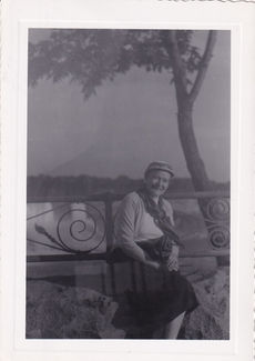 IMG_20230724_0005 Bamo at Niagara Falls 1957.jpg