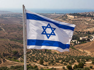 דגל ישראל עם נופי ישראל ברקע