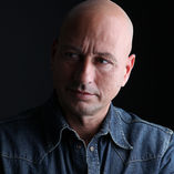 Portrait en clair-obscur en studio pour un test agence