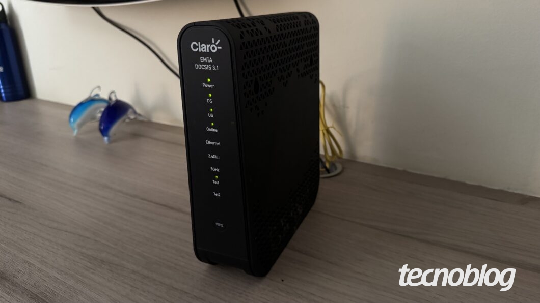 Modem de internet banda larga utilizado pela Claro