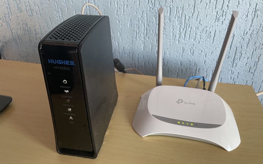 Modem via satélite e roteador instalados pela Hughes (Imagem: Edison Santiago/Acervo pessoal)
