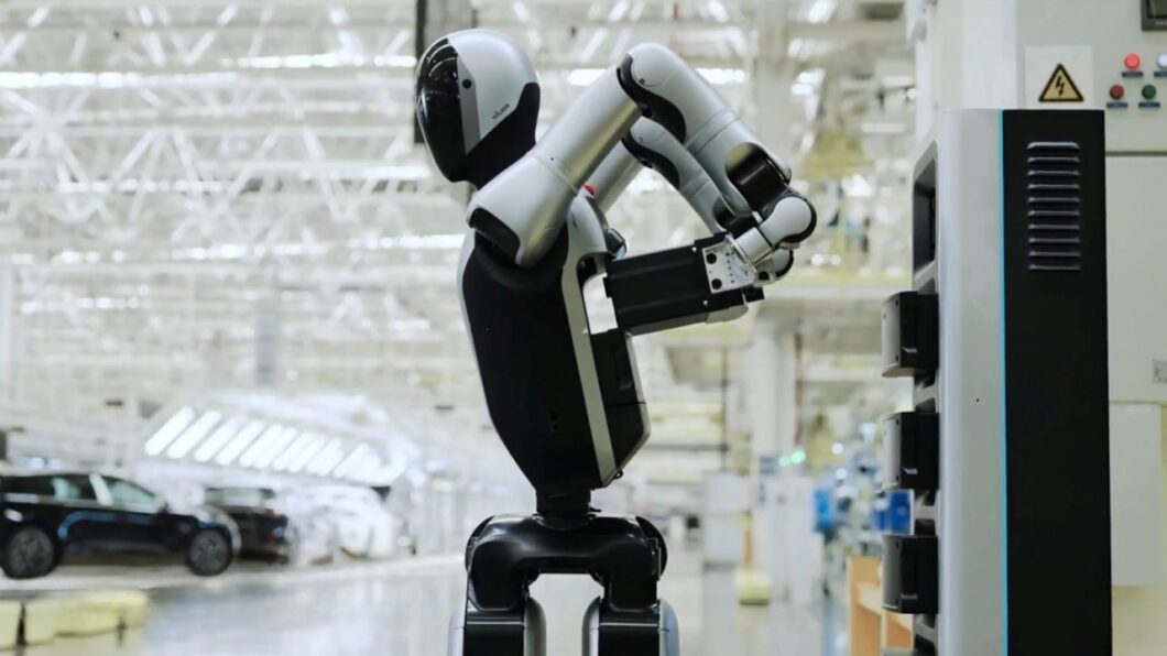 Imagem mostra um robô humanoide Walker S2 em uma fábrica