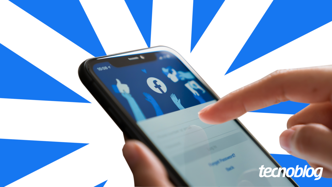 Uma mão segura um smartphone que exibe a tela de login do Facebook, com ícones como "curtir", o logo "f" e mãos erguidas. O dedo indicador toca a tela. O fundo é um padrão geométrico azul e branco, e no canto inferior direito, o logo "tecnoblog".