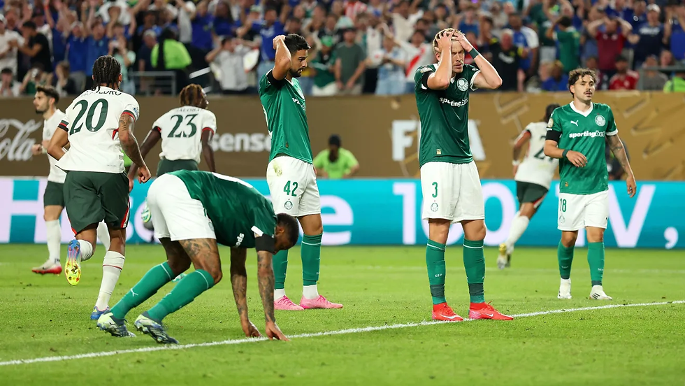 Jogadores do Palmeiras lamentam o segundo gol do Chelsea após falha de Weverton • Luke Hales/Getty Images