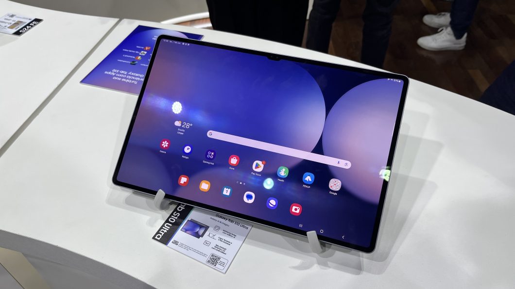 Galaxy Tab S10 Ultra com tela ligada em exposição na loja