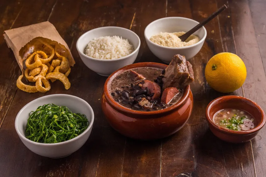 Feijoada completa do Tordesilhas, restaurante da chef Mara Salles • Divulgação / Reprodução Site