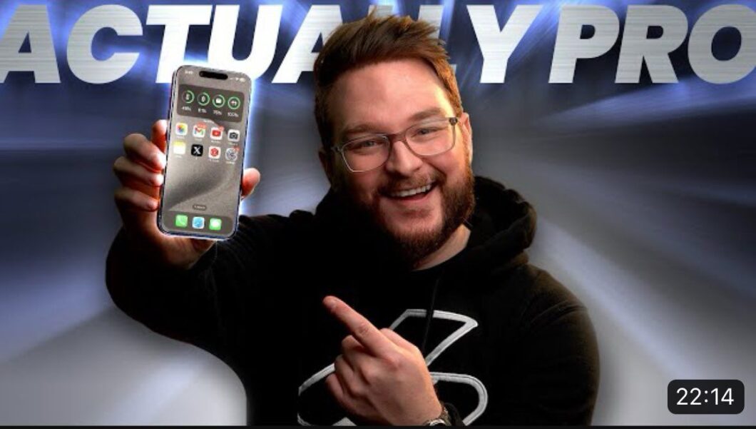 Imagem mostra a thumbnail de um vídeo de Jon Prosser. Ele segura um iPhone com uma mão e aponta para ele com a outra.