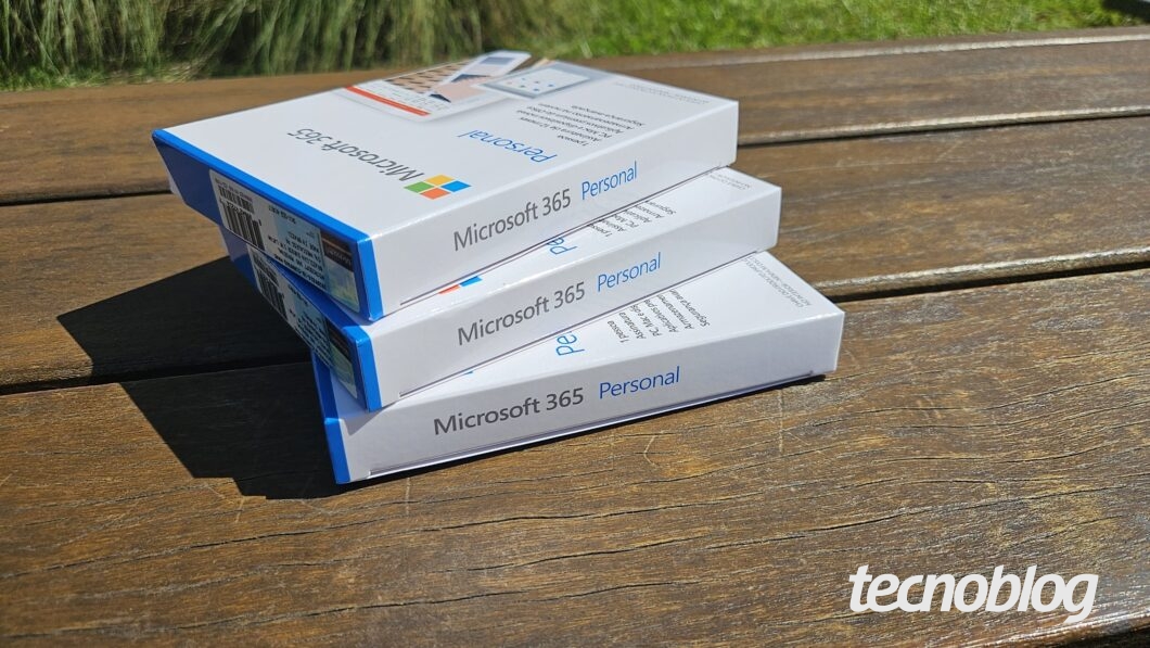 Caixas do Microsoft (Office) 365 sob um banco de madeira