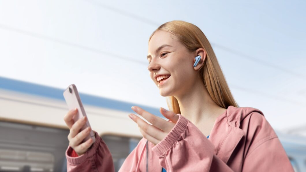 Mulher usando os fones Liberty 4 NC e segurando um celular