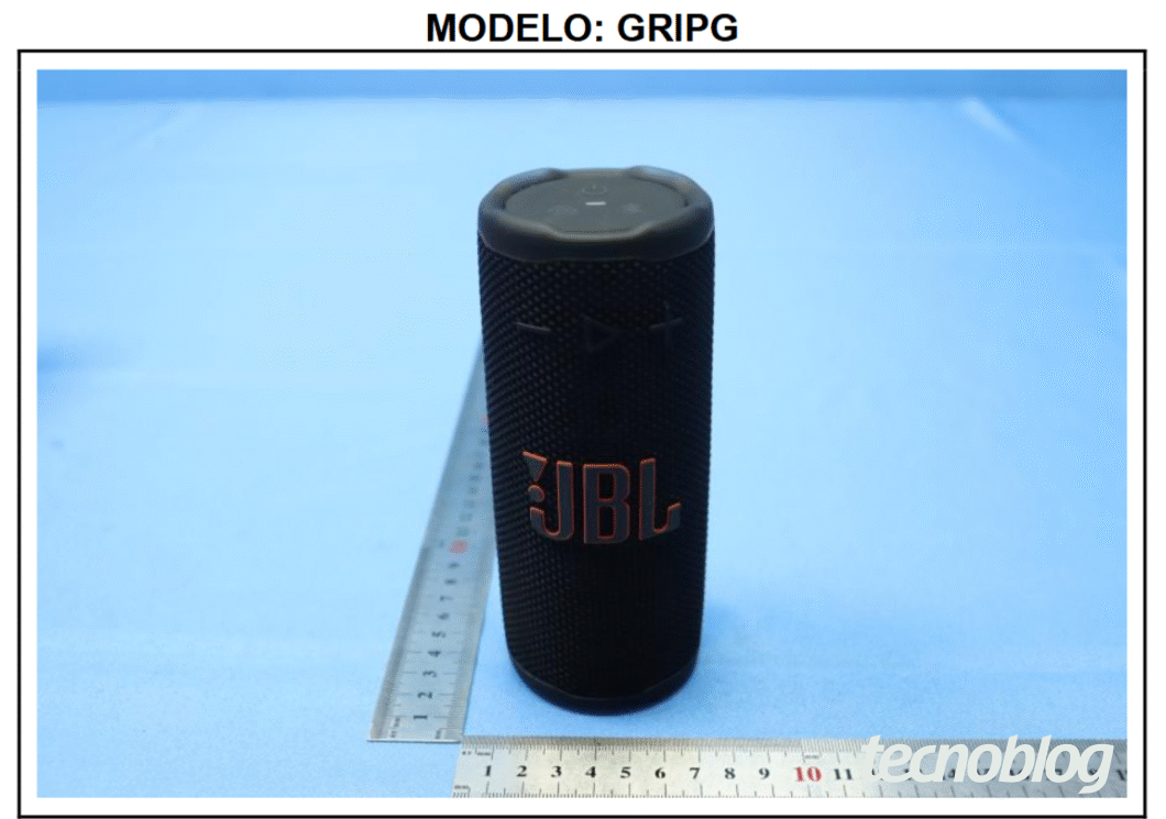 JBL Grip em cima de uma mesa durante certificação