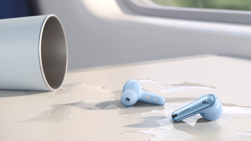 Fones Liberty 4 NC na cor azul claro em uma superfície com água