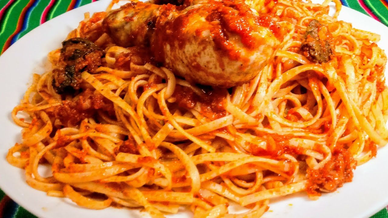 Tallarines rojos de pollo