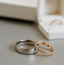 Elegantes Trauringpaar aus Weißgold und Roségold – Damenring mit funkelndem Brillantbesatz und schlichter Herrenring, hochwertige Eheringe von Marry Lou Lippstadt.