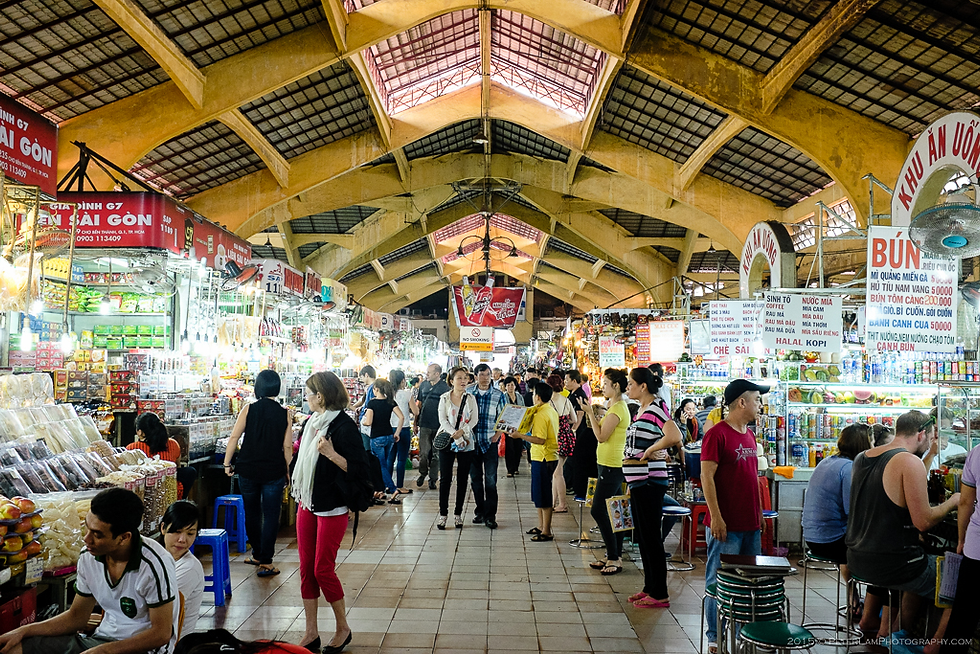 Vietnamese traditional market with small vendors, illustrating the role of General Trade Vietnam in mass distribution for SMEs.