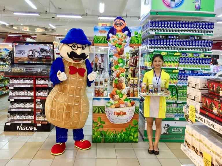 Shoppers trying products at a supermarket sampling booth, illustrating point-of-sale investment in SMEs Modern Trade (MT) Vietnam strategy.