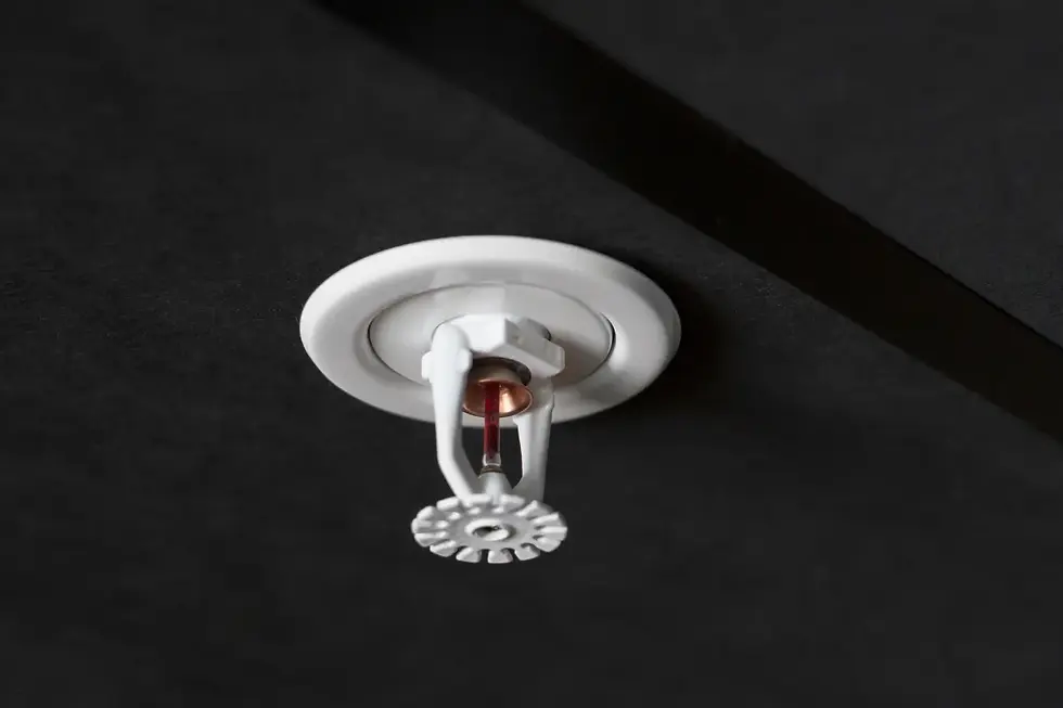 Sprinklers contra incendios instalados en techo oscuro como parte del sistema de protección automática