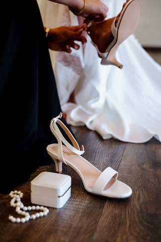 Bride getting ready at union 12