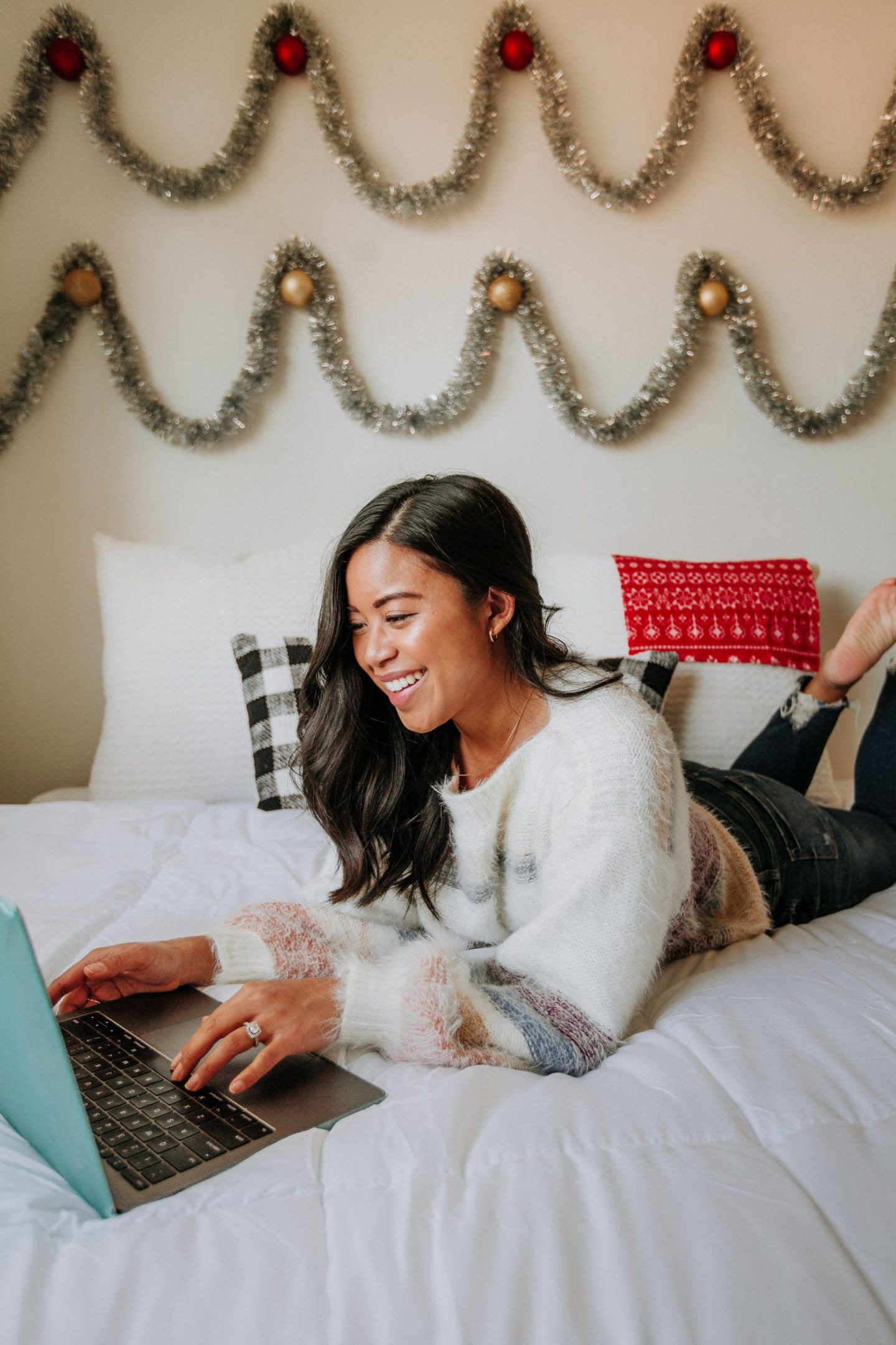 At Home Holiday Photo Shoot Ideas – holiday phot shoot ideas - holiday photoshoot family - holiday photoshoot indoor - diy holiday photoshoot family indoor – image from www.emmasedition.com – copyright @emmasedition