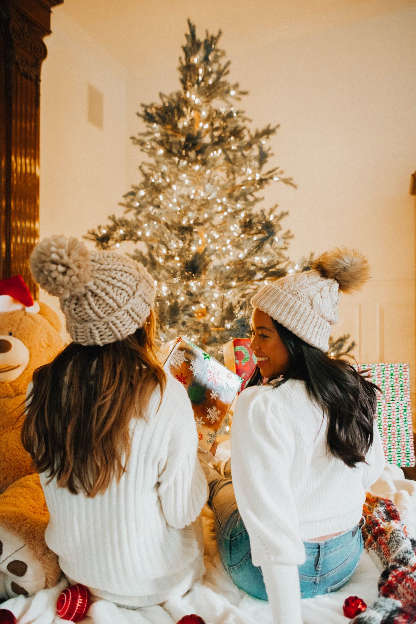 At Home Holiday Photo Shoot Ideas – holiday phot shoot ideas - holiday photoshoot family - holiday photoshoot indoor - diy holiday photoshoot family indoor – image from www.emmasedition.com – copyright @emmasedition